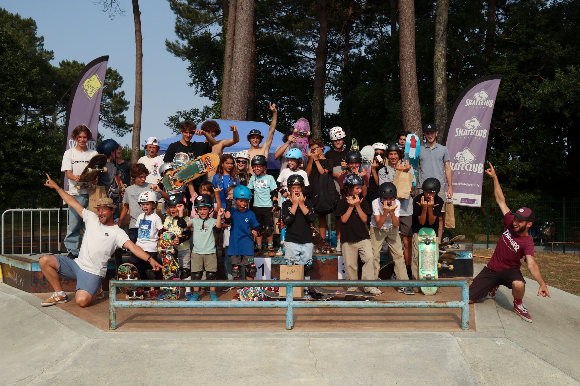 Podium et participants d'une compétition du Skate Club Ferret